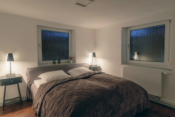 Een verduisterend rolgordijn in de slaapkamer zorgt voor effectieve verduistering en een rustig kamerklimaat 's nachts.