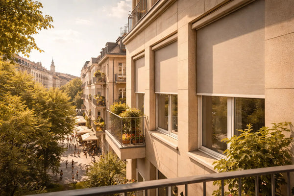 Buitenzonwering op woongebouwen vermindert de warmte in een Europese stad tijdens de zomer.